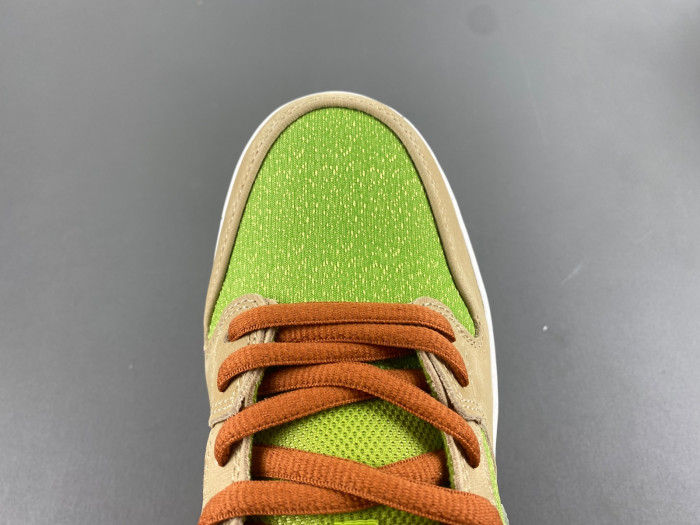 Nike SB Dunk Low “Escargot”  FQ7585-200
